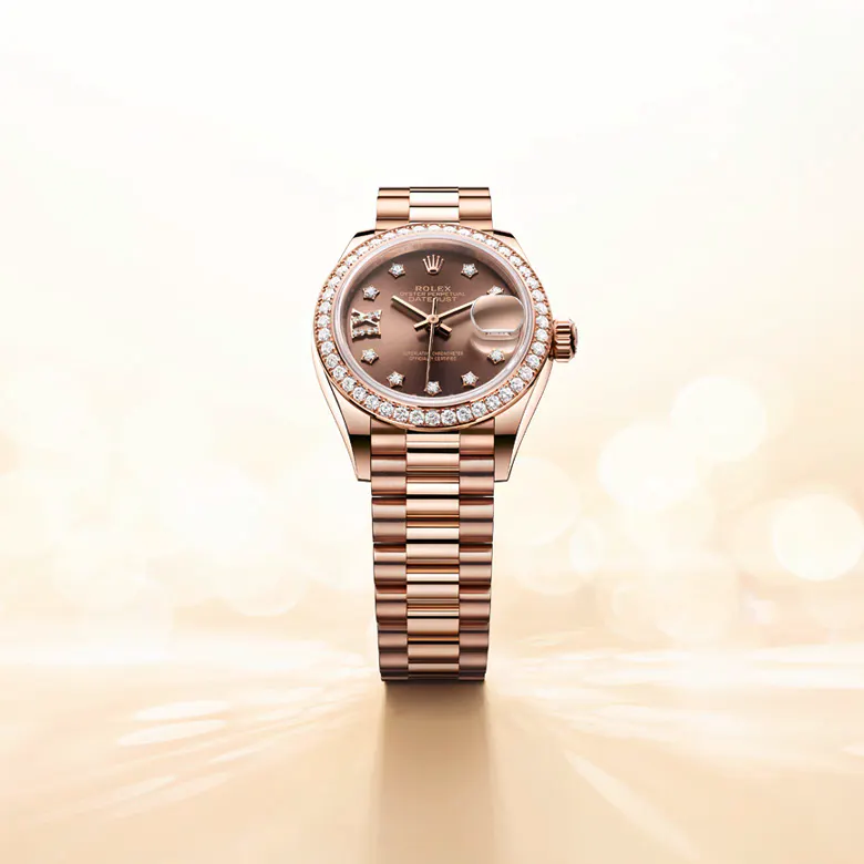 rolex Lady-Datejust    - Il quadrante presenta diamanti in castoni d’oro 18 ct e numero romano IX in oro 18 ct con 8 diamanti. La finitura soleil crea delicati riflessi di luce su molti quadranti della collezione Oyster Perpetual. Per ottenerla, si fa ricorso a sapienti tecniche di spazzolatura che producono lievi scanalature che si diramano dal centro del quadrante verso l’esterno. La luce si propaga uniformemente lungo ogni incisione, dando vita a un leggero, caratteristico bagliore che si sposta a seconda della posizione del polso. Una volta che la finitura soleil è stata completata, il colore del quadrante viene applicato usando la deposizione fisica da vapore o la galvanoplastica. Un sottile strato di vernice conferisce al quadrante il suo aspetto finale.